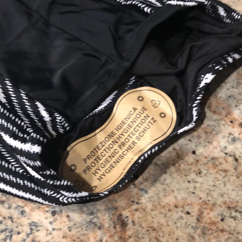 NWOT Black & White Women’s  Size 8 Swimsuit w/adj straps & removable bra pads.